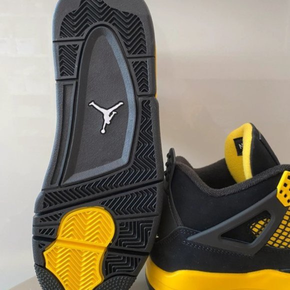 Jordan 4 Retro Thunder - Picture 3 of 6